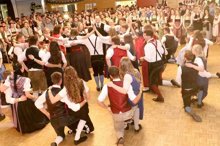 Krönender Abschluss des Spektakels: Die Polonaise mit dutzenden Paaren. Für den musikalischen Aufputz sorgten „Die Jungen Fidelen Lavanttaler“.