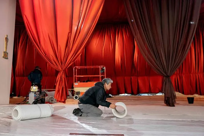 Der neue Teppich wurde schon ausgerollt. Auch andere Großveranstaltungen haben zuletzt auf andere Farben gesetzt. Bei den Emmys war der "rote" Teppich gold, bei den Golden Globes grau.