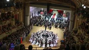 Prachtvolle Polonaise bei der Opernredoute 2025