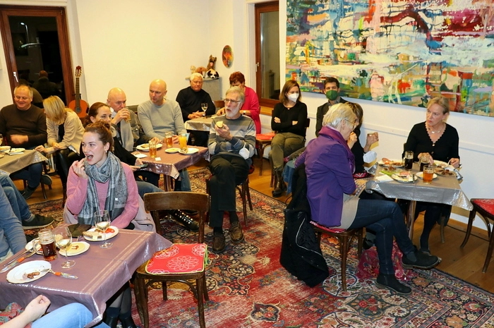 Die Besucher konnten sich an diesem Abend zusätzlich mit regionalen Spezialitäten laben.