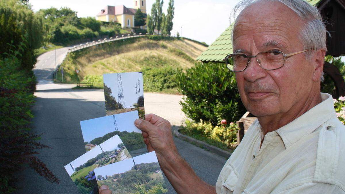 Otto Jager mit Zeichungen des möglichen Funkturmes