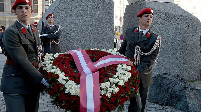 Kranzniederlegung am Mahnmal gegen den Krieg in Wien