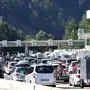 ABD0047_20210730 - VILLACH - ÖSTERREICH: Blick auf einen Stau vor der Mautstelle an der A11 am Freitag, 30. Juli 2021, im Gemeindegebiet von St. Jakob in Rosental. Der Urlaubsreiseverkehr hat bereits am Freitag in Kärnten zu Staus im Straßenverkehr geführt. - FOTO: APA/SOBE HERMANN