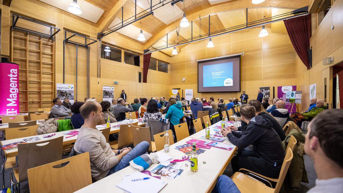 Rund 60 Interessierte versammelten sich im Turnsaal der Volksschule Sankt Martin am Grimming
