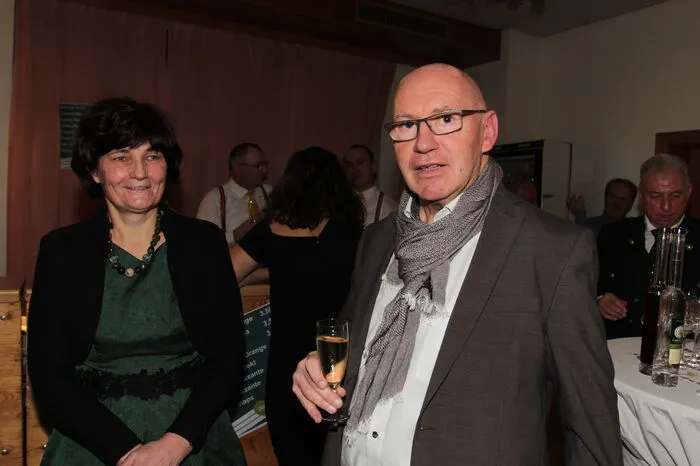 Klicken Sie sich durch die besten Fotos einer turbulenten Ballnacht!