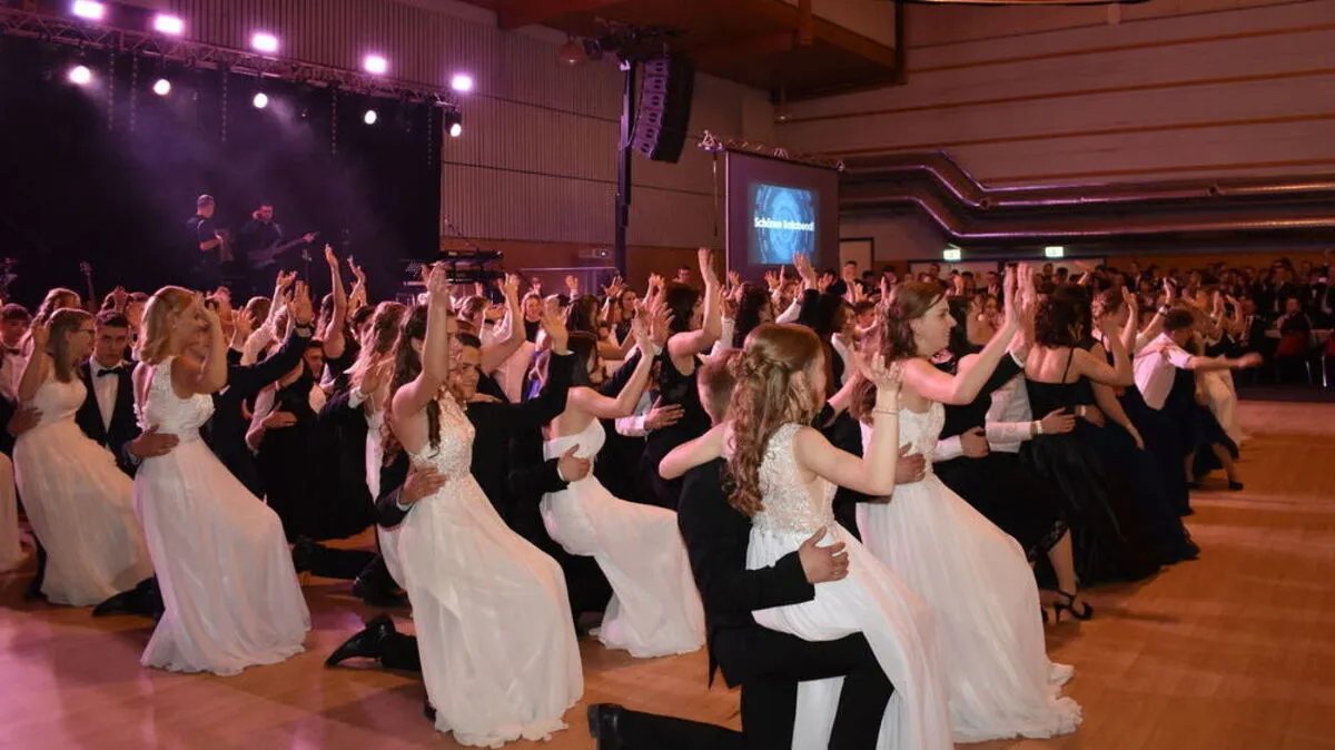 Zu Beginn des Ballabends begeisterten die Maturantinnen und Maturanten mit ihrer Polonaise