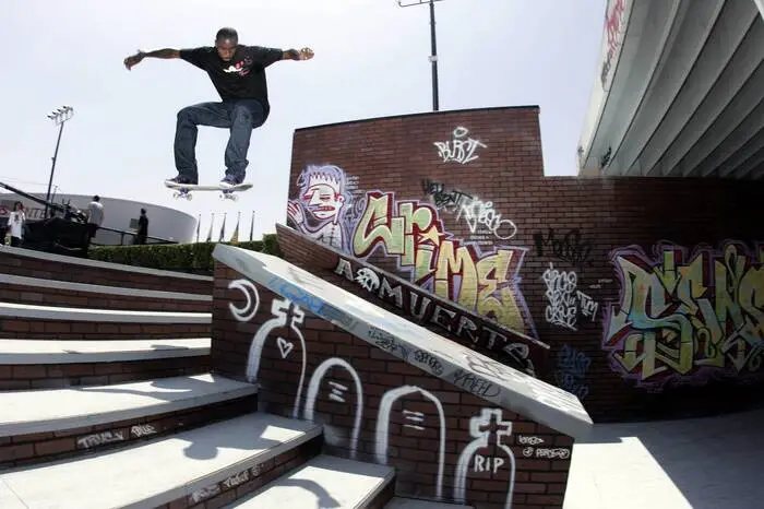 Der amerikanische Profi-Skater Terry Kennedy war über die USA hinaus auch abseits des Skateboards bekannt, etwa als Protagonist in einem Videospiel. Im August 2021 wurde er in Illinois verhaftet, nachdem er einen Bekannten attackiert hatte, der letztlich durch Tritte gegen den Kopf verstarb. Der Prozess ist noch im Gange. 