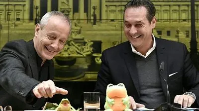 Anspielung auf das überraschende neue Miteinander: Jeder brachte seinen eigenen "Frosch" mit. Strache hatte ja nach der Einigung erklärt: "Manchmal muss man auch einen grünen, hässlichen Frosch küssen."