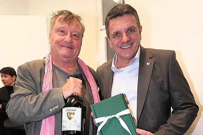 Der Stadtchef überreichte dem prominenten Gast ein kleines Willkommensgeschenk. 
