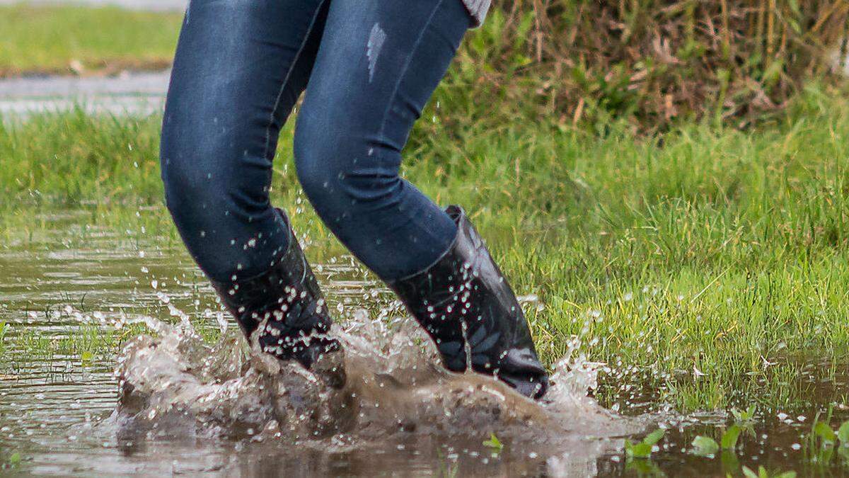 Kleine Schauer sind auch am Samstag möglich, Regenschutz sollte ins Ausflugsgepäck. Der Sonntag wird alpennordseitig regnerisch - alpensüdseitig sonniger