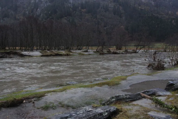 Das Freizeitgelände Rödern und die gesamte Weidefläche stand unter Wasser. Der Wasserpegel war in den frühen Morgenstunden noch immer erschreckend hoch.