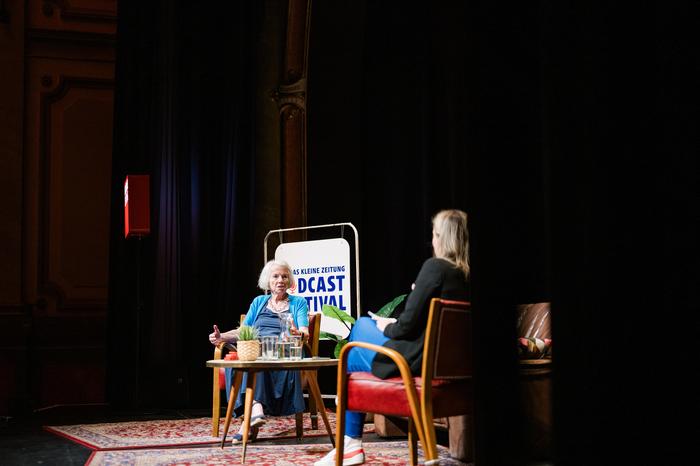 Beim Podcast Festival der Kleinen Zeitung entstand am 7. September das „Ständchen“ für die Frau Doktor. Das Publikum im Stadtsaal Wien sang für sie. 