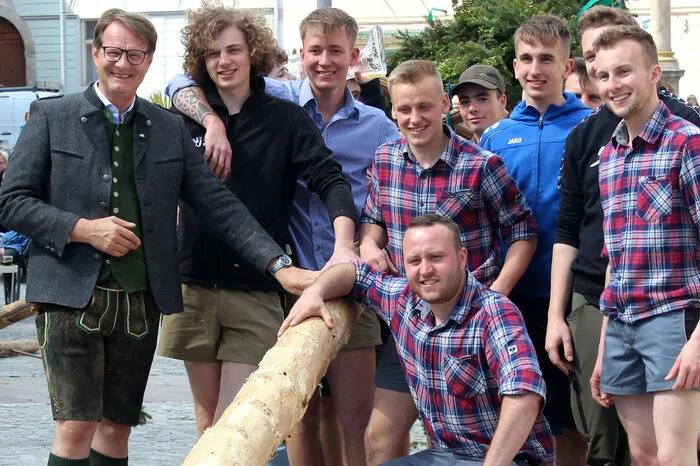 Nachdem der Maibaum aufgeputzt wurde, kam es zur eigentlichen Maibaumstellung. Unter den zahlreichen Schaulustigen waren dabei auch Bürgermeister Marcus Martschitsch und sein Kollege aus Hartberg-Umgebung Herbert Rodler.