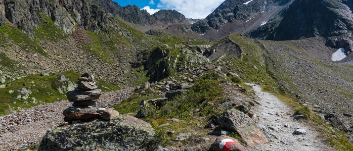  Die beiden Personen waren nach bisherigen Informationen offenbar am Stubaier Höhenweg zwischen der Franz-Senn-Hütte und der Starkenburger Hütte abgestürzt