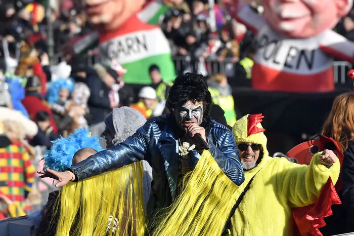 Die Band stammt aus Düsseldorf und fährt immer wieder beim Umzug mit. Zum ersten Mal war sie 1996 mit einem eigenen Wagen dabei.