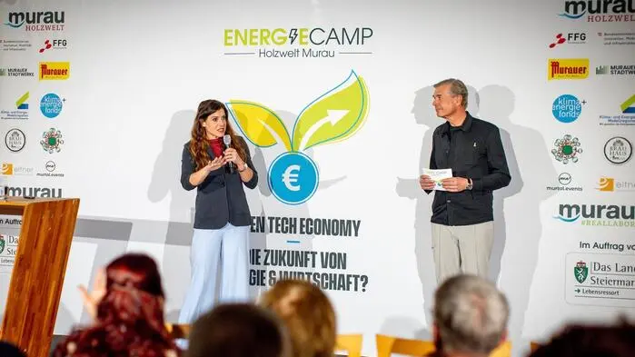 Referentin Monika Köppl-Turyna mit Moderator Wolfgang Eltner