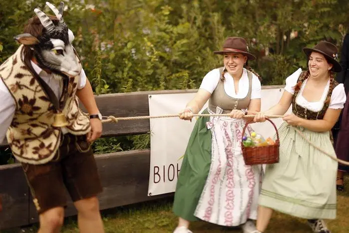 Zu Harmonikaklängen wurde ein „Ziegenbock“ – in Wahrheit ein durchaus schauspielbegabter Rettenegger – durch den Ort getrieben. Schließlich sollte der Bock heuer den Maibaum zu Fall bringen. 