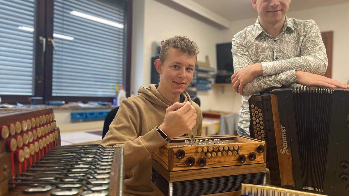 Lehrling Daniel Wagner mit Michael Sammer in der Werkstatt