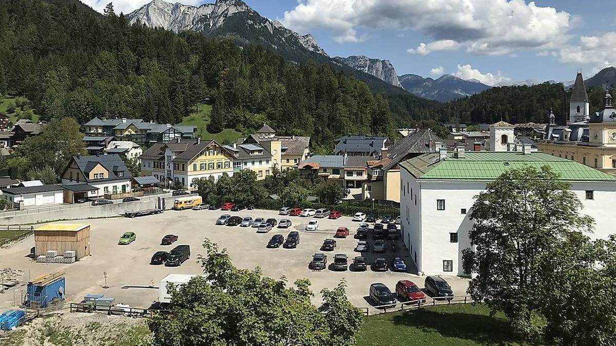 Mitten im Zentrum von Bad Aussee, direkt neben dem historischen Kammerhof (weißes Gebäude): Die im Volksmund &quot;Schotterplatz&quot; genannte Parkfläche ist Dreh- und Angelpunkt des Gerichtsverfahrens 