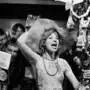 Über Nacht ein Star. Getty Kaspers bei der Ankunft am Flughafen in Amsterdam-Schiphol nach dem Sieg beim Song Contest 1975. Diesen gewann sie mit der Band Teach-In 