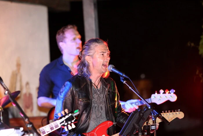 Übrigens: Mit Gitarre und Mikrofon auf der Bühne: ORF-Moderator Mike Diwald (vorne im Bild).  
