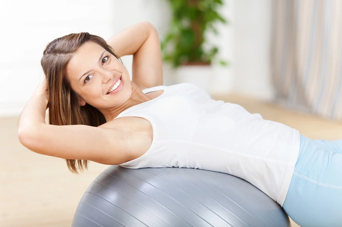 Im Wohnzimmer.Sport.Joggen geht sich nicht aus? Aber um die Beine hochzulegen, ist das schlechte Gewissen zu groß? Dann bleiben Sie zu Hause und nutzen Dinge, die Sie im Haushalt haben, für Sport. Gefüllte Wasserflaschen können als Gewichte verwendet werden. Auch bei Liegestützen gibt’s keine Ausrede.