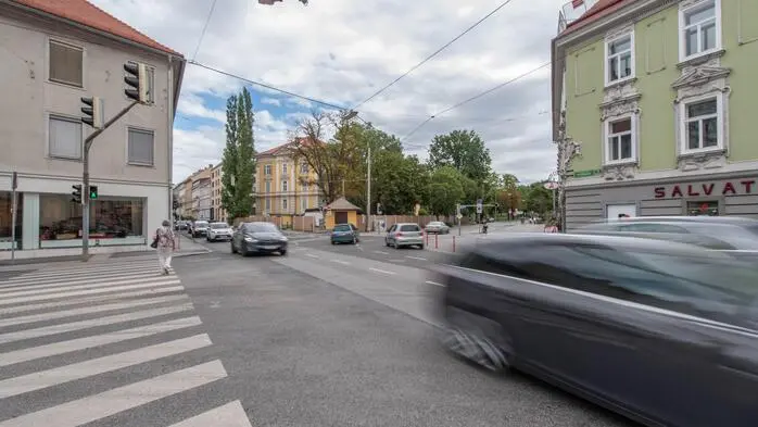 An dieser Kreuzung krachte es am Montagabend, ein Polizeiauto und der Pkw einer Frau kollidierten