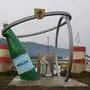  Die Installation aus nicht rostendem Stahl beinhaltet eben diese Kurbadnixe und eine riesige Preblauer-Flasche, die beide von zwei großen Ringen umfasst werden. | Eine rund vier Meter hohe Skulptur auf der Verkehrsinsel an der Südausfahrt von Bad St. Leonhard wurde nun installiert