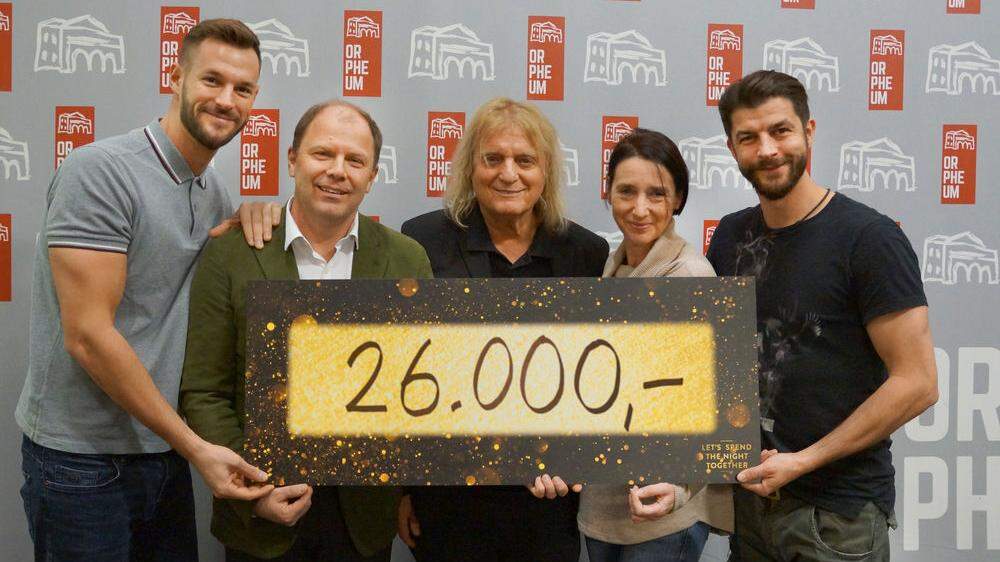 Stolze 26.000 Euro wurden gespendet: Bernhard Rinner (Bühnen Graz), Organisator Vojo Radkovic und Moderatorin Sigrid Hroch, flankiert von Pizzera & Jaus