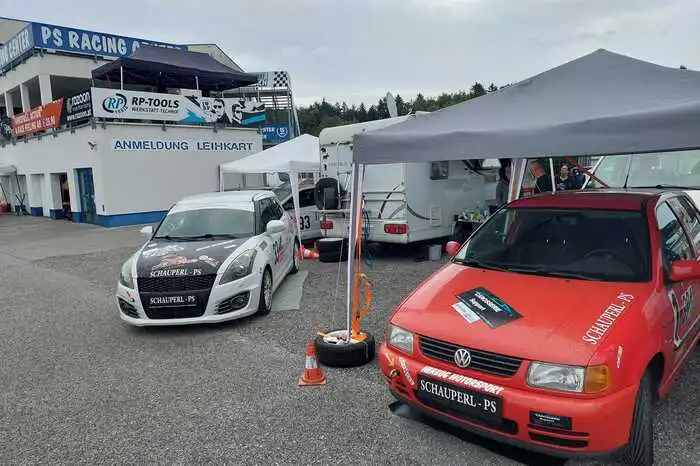 Der Suzuki Swift Sport von Sabine Reinthaler (links) und der Polo GTI von Karl Heinz Schauperls Bruder.