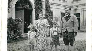 Maria und Wilhelm Rath mit den Söhnen Karl-Friedrich und Marianus am Gut Farrach 