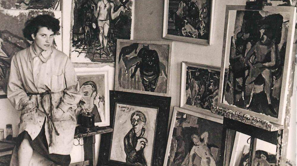 Maria Lassnig in ihrem Atelier in der Klagenfurter Klostergasse (1949)