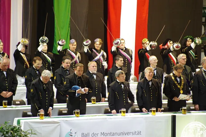 Es war ein eindrucksvolles Bild, wie die Studenten in ihren Bergkitteln die Halle füllten, begleitet von zahlreichen „alten Herren“ und einer ganzen Reihe von Würdenträgern der Montanuni und Ehrengästen.