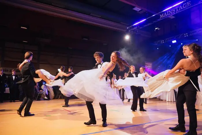 Die glanzvolle Polonaise begeisterte mit spektakulären Hebefiguren.