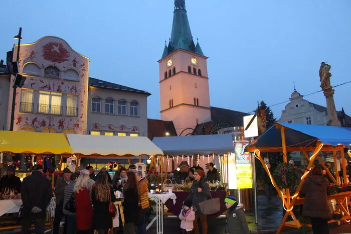 Nach einer musikalischen Einleitung begrüßte Bürgermeister Ernst Meixner die zahlreichen Besucher und wünschte allen einen ruhigen und besinnlichen Advent.