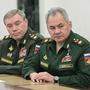 Valery Gerasimov (links) hinter dem russischen Verteidigungsminister Sergei Kuschugetowitsch Schoigu