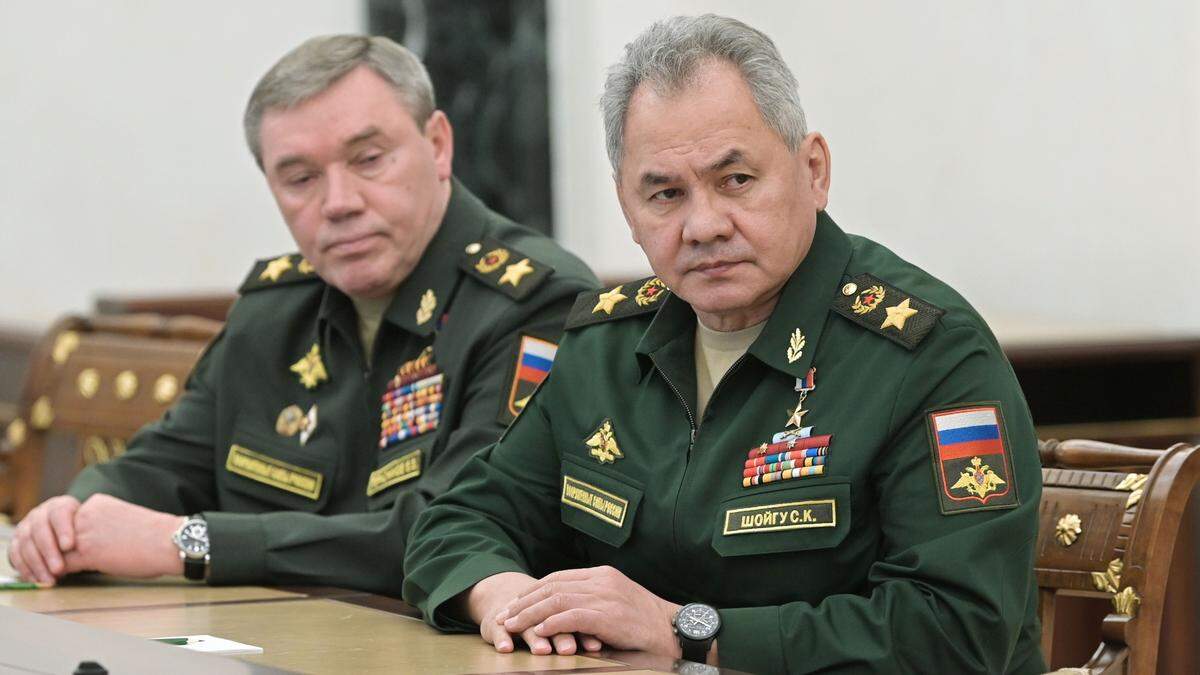 Valery Gerasimov (links) hinter dem russischen Verteidigungsminister Sergei Kuschugetowitsch Schoigu