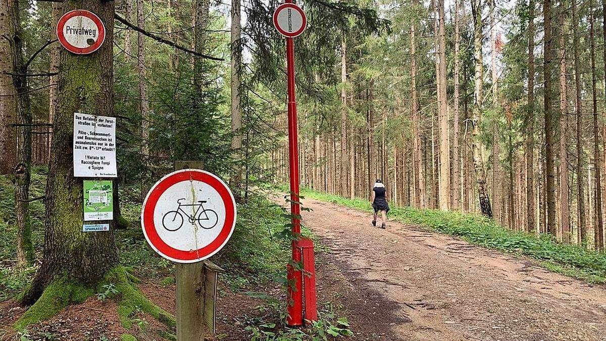 Fahrverbotsschilder gibt es rund um den Tremmelberg jede Menge