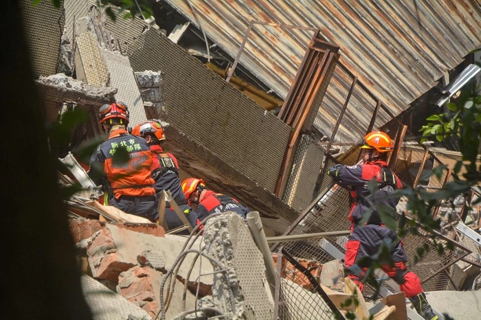 Demnach waren außerdem 77 Menschen noch in Gebäuden in der am stärksten betroffenen Stadt Hualien an der taiwanischen Ostküste eingeschlossen. 