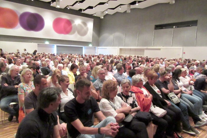 Übrigens: Nicht aus dem Lachen heraus kamen in der ausverkauften Blumenhalle an diesem vergnüglichen Abend unter anderen Primaria Christiane Kampitsch, Treibacher Industrie Aktiengesellschaft (TIAG)-Vorstand Rene Haberl, Richter Oliver Kriz, der ehemalige Flex Althofen-Chef Erich Dörflinger sowie „Hausherr“ Bürgermeister Martin Kulmer. 