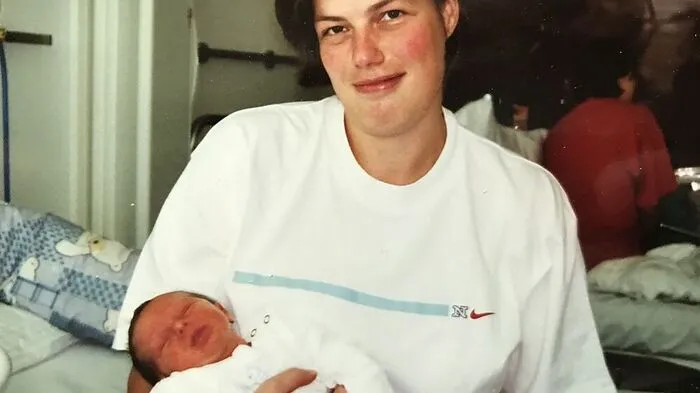 Nach der Geburt: Anita Mogg mit ihrem kleinen Gregor