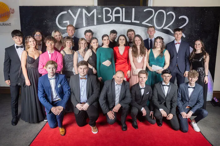 Gym 8B: Chiara Baluch, Laurin Dejaco, Clemens Fröhlich, Elena Gasser, Stefanie Hopfgartner, Ella Kinger, Markus Kontriner, Elisa Lukasser, Lukas Mellitzer, Elzona Memeti, Michelle Moser, Mario Oberlaner, Nicolas Platter, Nada Rogen, Paul Rohracher, Timon Scherzer, Anna Schupfer, Anton Thum, Luca Trojer, Simon Trojer, Nina Unterweger, Jakob Volgger, Bastian Wuntke, Kevin Wurnitsch