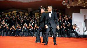 Brad Pitt und George Clooney haben Spaß auf dem „Red Carpet“ in Venedig