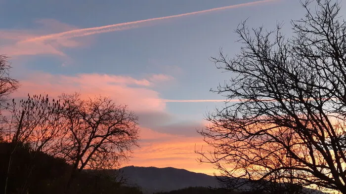 Diese beiden Fotos eines farbenprächtigen Herbst-Sonnenuntergangs entstanden auf der Koralpe.