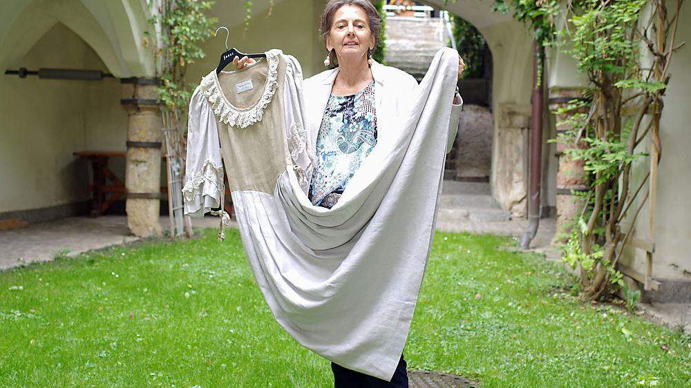 Christine Pantak mit einem alten Trachtenkleid aus schwerem Leinen
