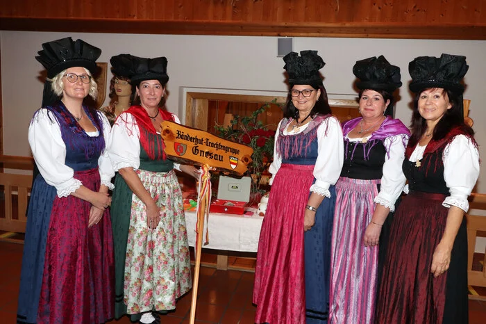 Der Bänderhuttrachtengruppe Gnesau Vorstand besteht aus am Foto von Links: Obfrau Christina Wartbichler, Obfrau Stv. Elisabeth Niederbichler, Schriftführerin Stv. Manuela Aufegger, Kassier Sonja Jankl, Kassier Stv. Gerhild Zaminer und Schriftführerin Marlene Ragoßnig (nicht am Foto!).