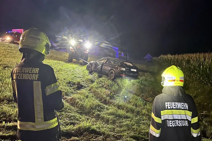 Einsatzkräfte beim Bergen des Pkw