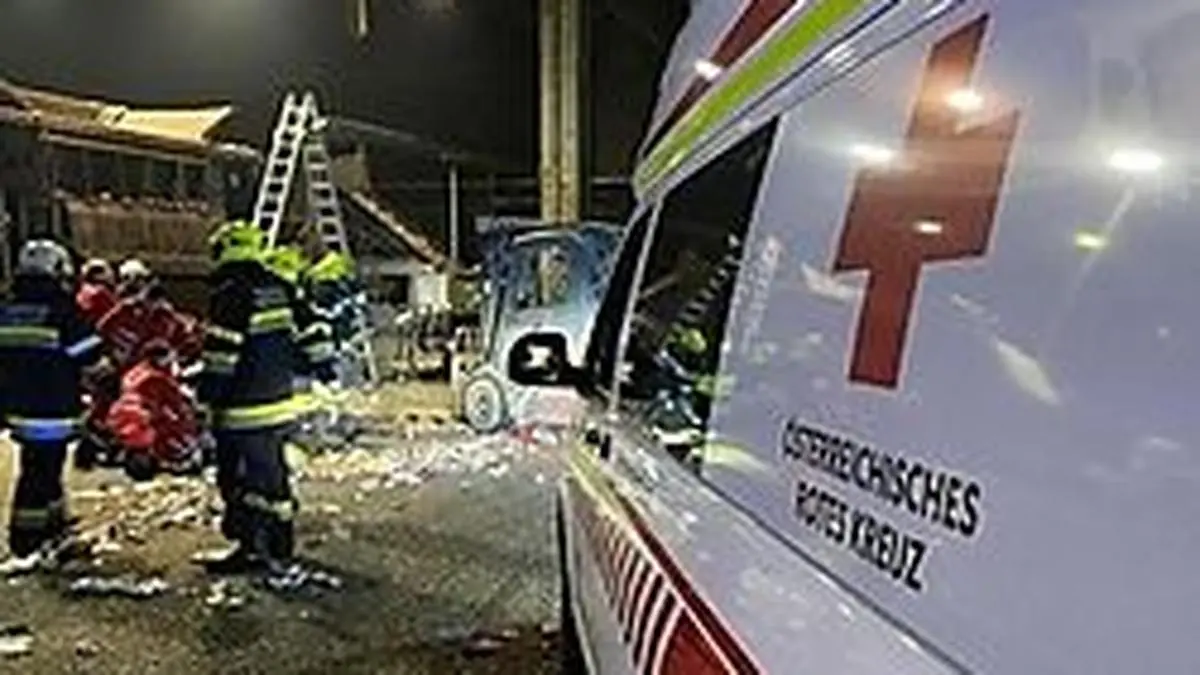 Feuerwehrleute befreiten den schwer verletzten Mann aus der Schreddermaschine