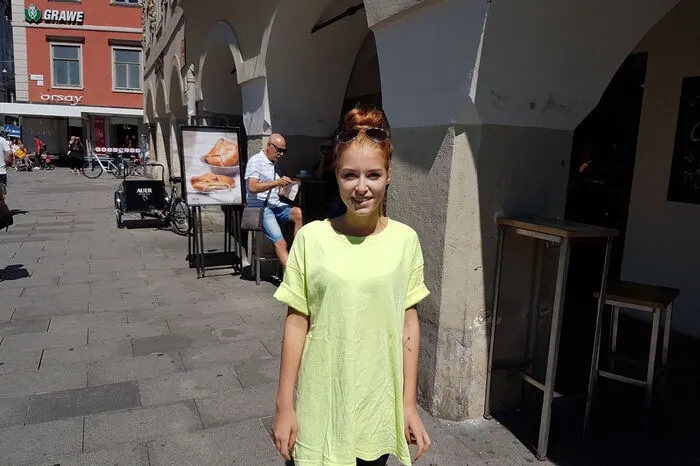 "Ich mache zurzeit kein Ferialpraktikum, da ich jetzt mit einem Samstagjob anfange. Mein Samstagsjob wird in der Shopping City Seiersberg bei Pull &amp; Bear sein. In den Jahren davor habe ich aber auch immer wieder Ferialpraktika in den verschiedensten Bereichen gemacht, weil ich glaube, dass es extrem wichtig ist beim Erwachsen werden unterschiedliche Erfahrungen durch unterschiedliche Jobs zu sammeln."