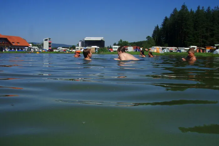 Schwach eutroph: Das Seeninstitut stuft die Wasserqualität des Pirkdorfer Sees am Fuße der Petzen als Befriedigend mit Tendenz nach oben ein.Sichttiefe: 1,4 Meter.Temperatur: 25 Grad (Stand: 26. Juli).Tiefe: maximal 3,5 Meter.Fläche: 35.000 Quadratmeter.